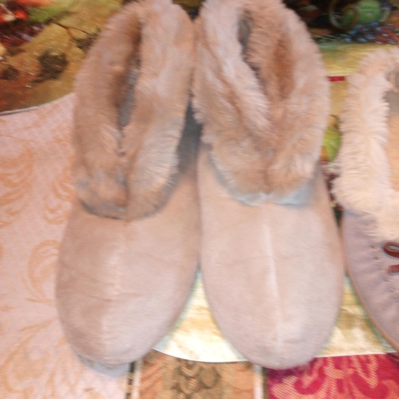 2 PRS SIZE 7/8 HOUSE SHOES - Picture 2 of 8